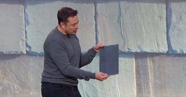 Elon Musk durante la presentación de la teja sola de  Tesla.