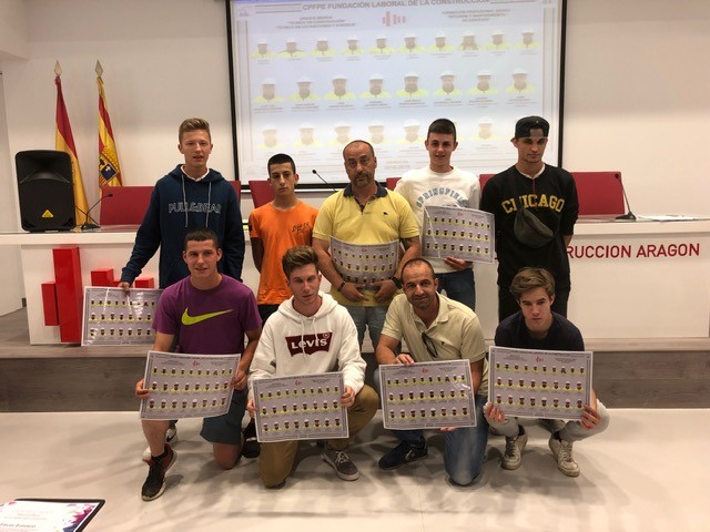 Los alumnos de FP de Villanueva de Gállego, en Aragón, recogen sus diplomas al terminar el curso.