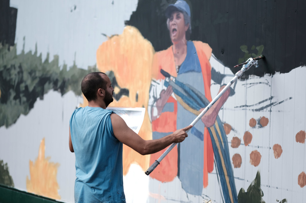 oseba Muruzábal (o Yoseba MP) durante el pintado del mural en el Centro de Formación de Santiago de Compostela.