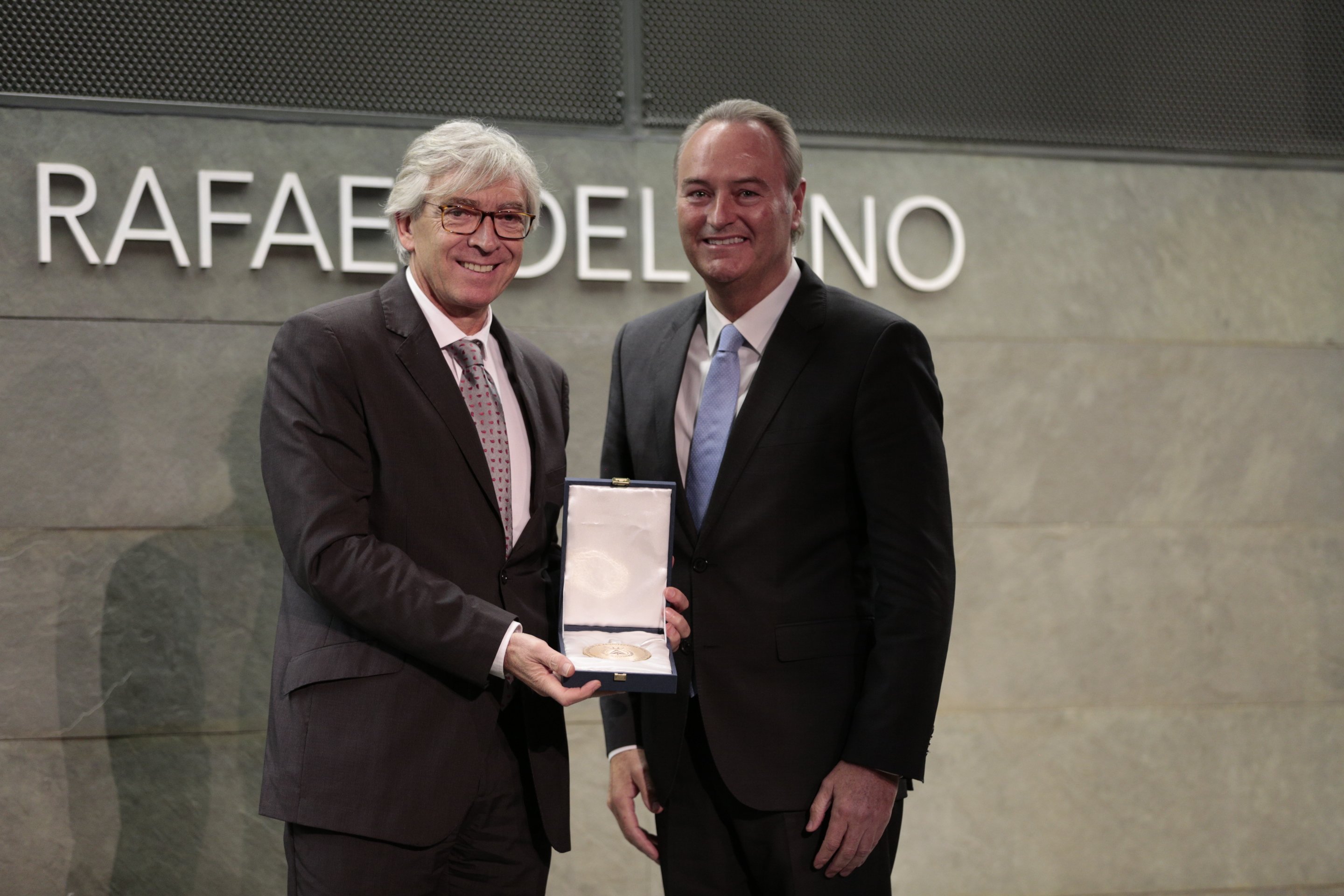 Albert Fabra, senador en la Cortes Generales, entrega uno de los premios al director de la Fundación Santa María Albarracín, Antonio Jiménez. Fuente: CGATE.