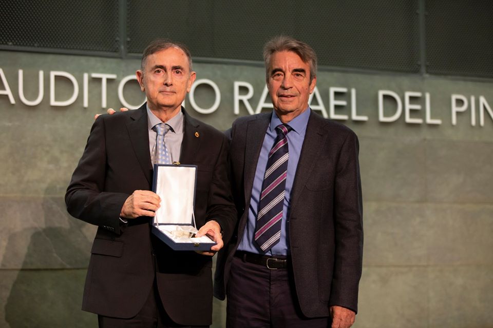 José Antonio Otero Cerezo, presidente de Honor de la Arquitectura Técnica entrega uno de los premios a Antonio Garrido. Fuente: CGATE.