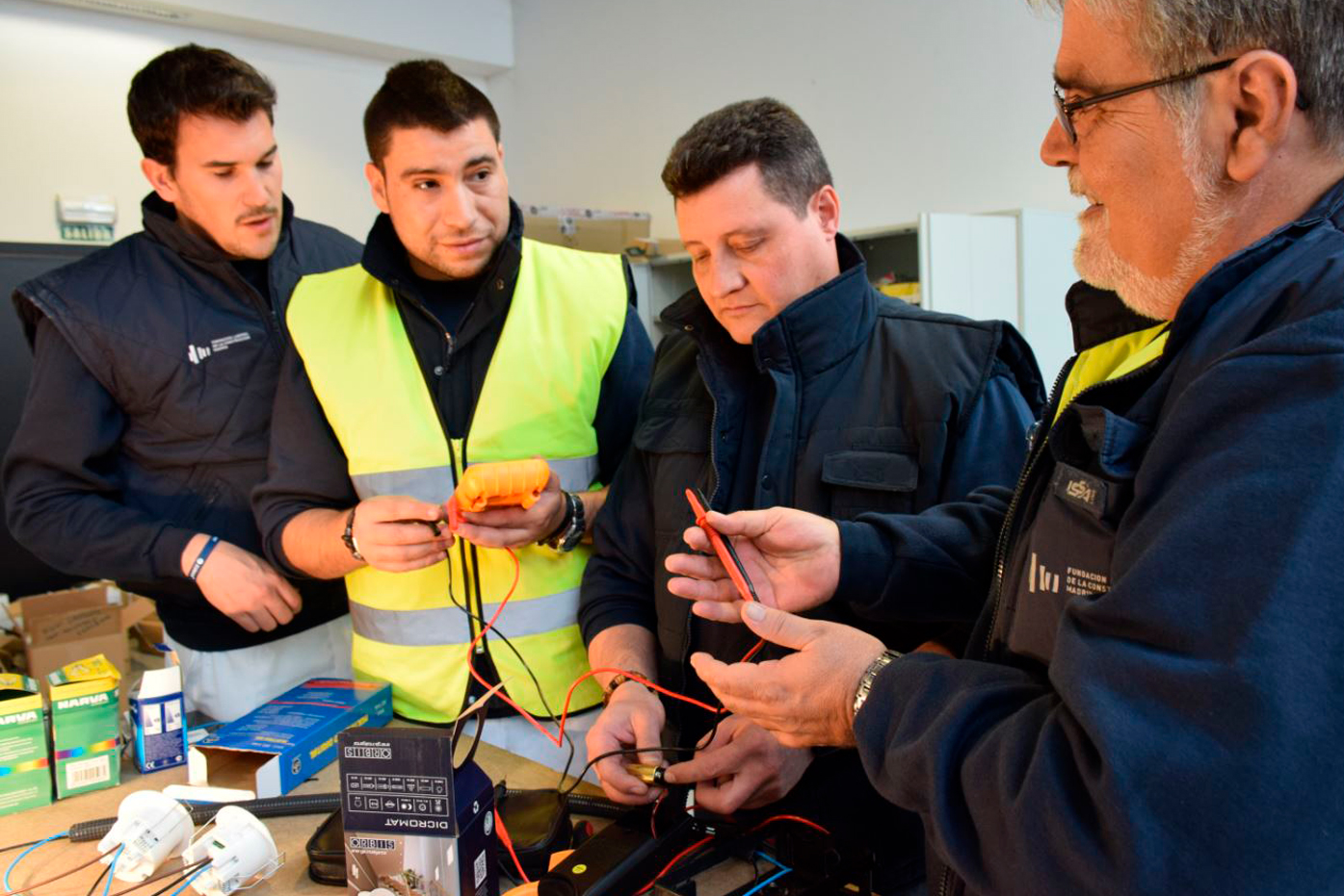 Momento durante uno de los Certificados de Profesionalidad de "Montaje y mantenimiento de redes eléctricas de baja tensión" impartidos en Madrid.